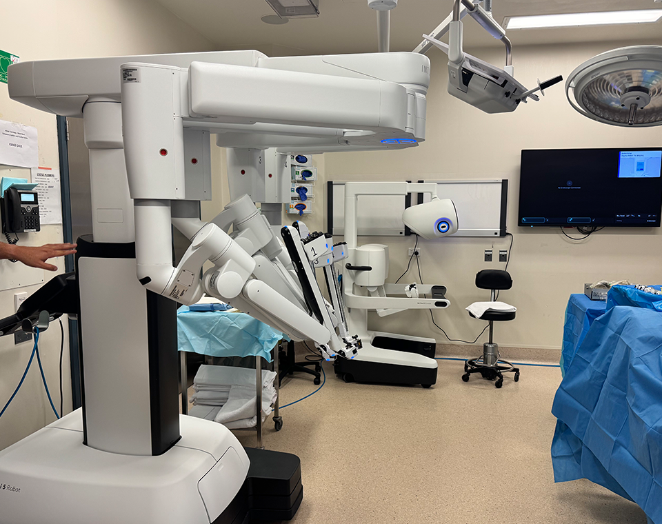 Professor Andrew Stevenson, colorectal surgeon St Vinci robotic systement's Private Hospital Northside successfully completes fist procedure on new da Vinci 5  